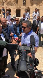 Le ministre des Antiquités, Khaled Anani, décrit aux journalistes de la tombe récemment découverte sur la nécropole de Draa Abul Naga