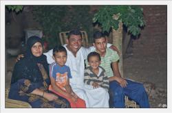 Toute le petite famille de Mohamed chez lui.