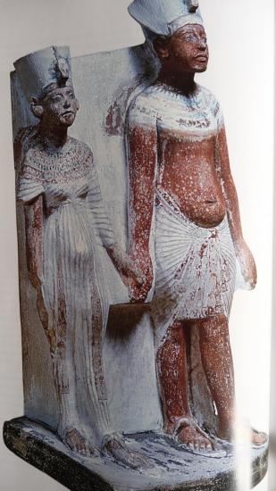 Statuette du couple exposée au Louvre.