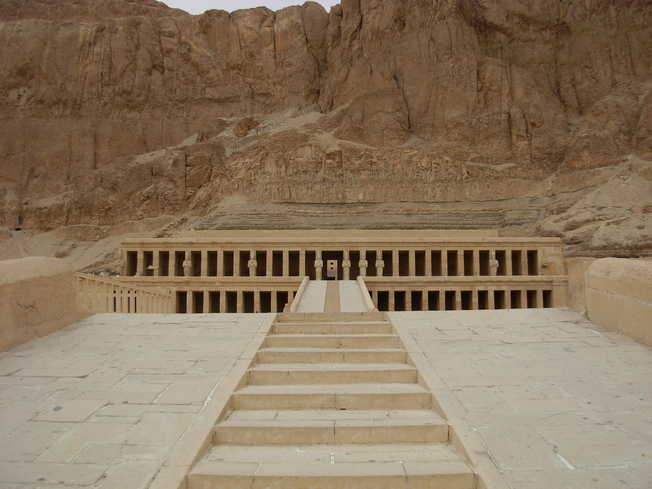 Photo d'Aline Mai 2009 - Temple d' Atchepsout à deir el Bahari