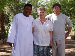 Mohamed, Marie-Françoise et Christian Leblanc egyptogue Français (mission de Ramasseum) 