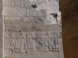 Scène de la salle hypostyle de Karnak