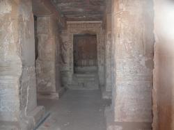 Interieur de la salle à pilier avec la niche centrale surelevée