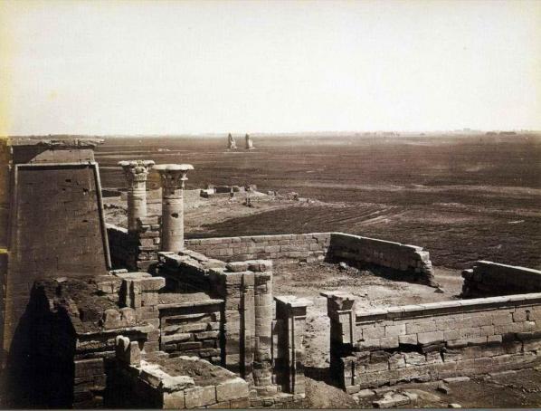 Au loin les colosses du temple Amenothep III