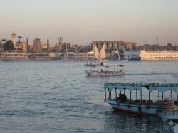 Le Nil est le temple de Louxor vu des berges de la rive où se trouve les villas