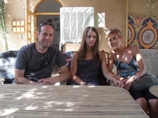 Caroline et sa famille au restaurant de Medinet Abou