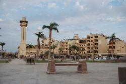 Esplanade devant la mosquée Abou el Hagag.	