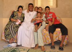 Shaata avec son mari Mohamed et leurs enfants,  petits enfants d'Hussein