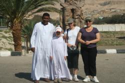Mohamed et les Zakidous devant les colosses de Memnon