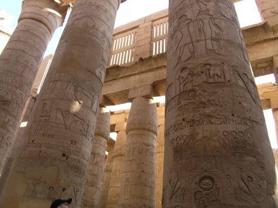 Salle hypostyle du temple de karnak.