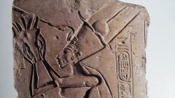 Nefertiti coiffée du mortier, agrémenté de rubans.