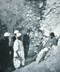 Visite de Gaston Maspero (au centre) avec Mohammed adb el Rassul (en blanc)